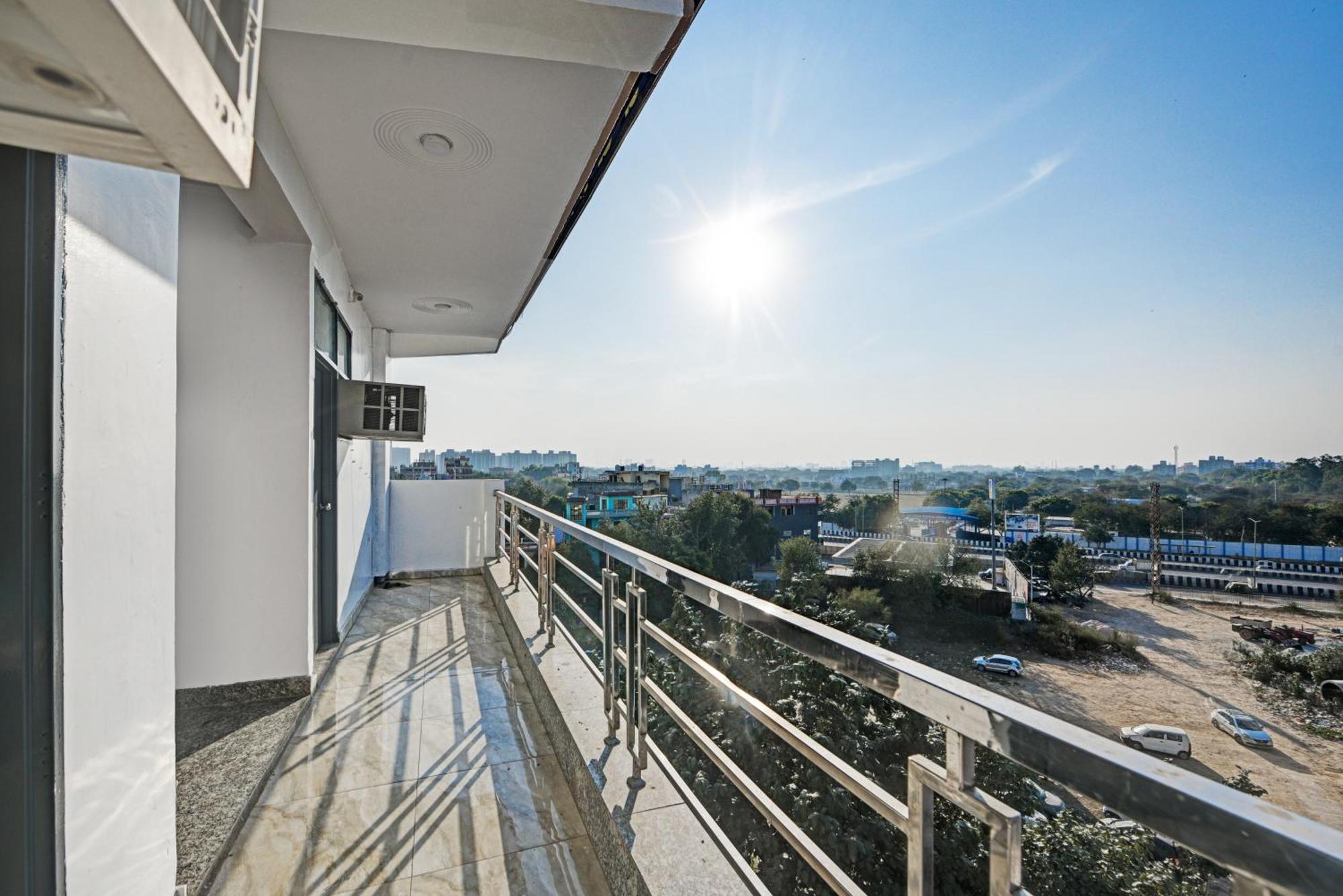 Royal Spark Inn1 - Medicity Gurugram, Near Medanta Hospital Гургаон Экстерьер фото